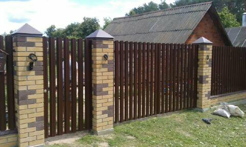 Забор из штакетника с кирпичной кладкой купить в Гомеле